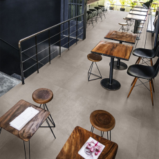 Restauranttafels op betonlook tegels