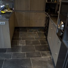 Zijaanzicht keuken met zwarte kalksteen