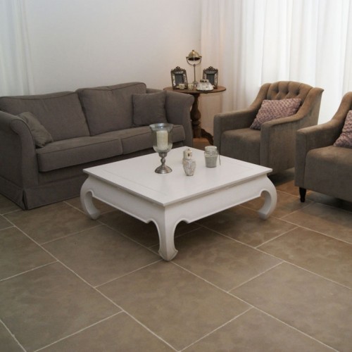 Bruine sofa en wit tafel op bruine kalksteen