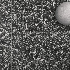 Bovenaanzicht bollen op zwarte terrazzo tegels keramisch
