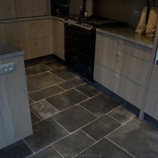 Houten keuken betegeld met zwarte kalksteen