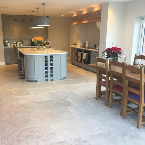 Moderne keuken betegeld met beige kalksteen