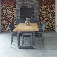 Houten muur naast betonlook tegels