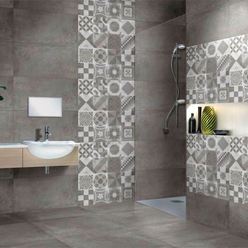 Badkamerwand betegeld met keramische wandtegels met grijze tint