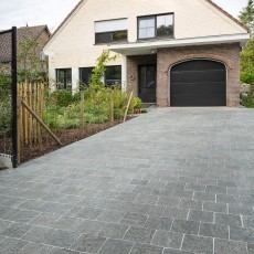 Oprit garagepoort van natuursteen terrastegels blauwe tint