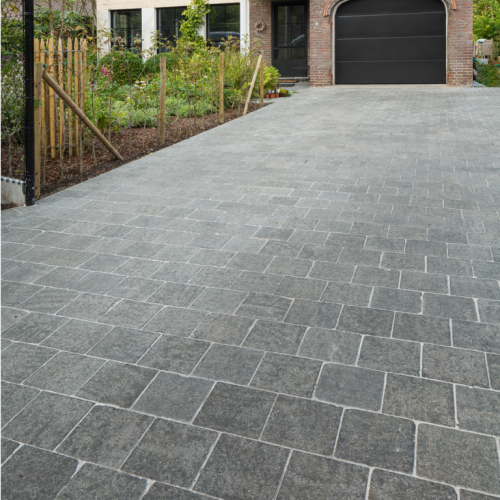 Oprit garagepoort van natuursteen terrastegels blauwe tint