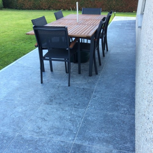 Tafel naast tuin op arduin tegels