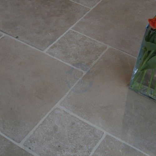 Glazen bloembak op beige kalksteen