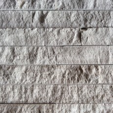 Voorbeeld natuurruwe natuursteenstrips wit