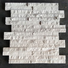 Exemplaar natuurruwe natuursteenstrips wit