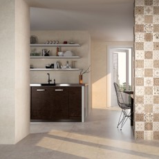 Witte keuken op beige keramische tegel natuursteen look