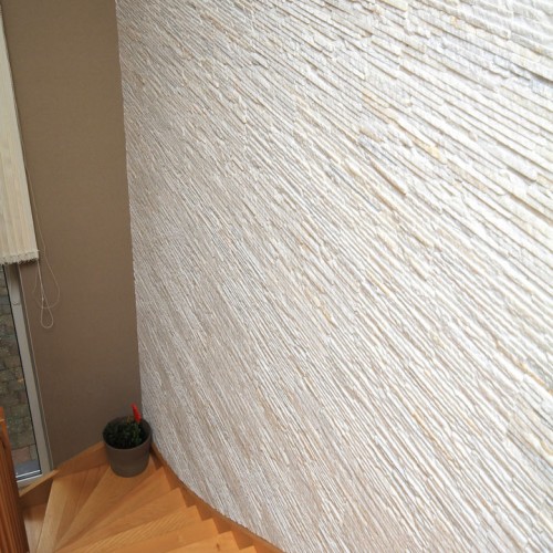 Witte keramische tegel muur naast trap