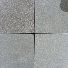 Bovenaanzicht grijze kalksteen tegels