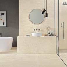 Vooraanzicht pompbak in badkamer voor beige keramische wandtegels