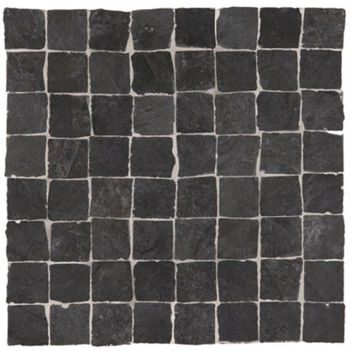 Voorbeeld kleine zwarte keramische tegels natuursteen look van elkaar