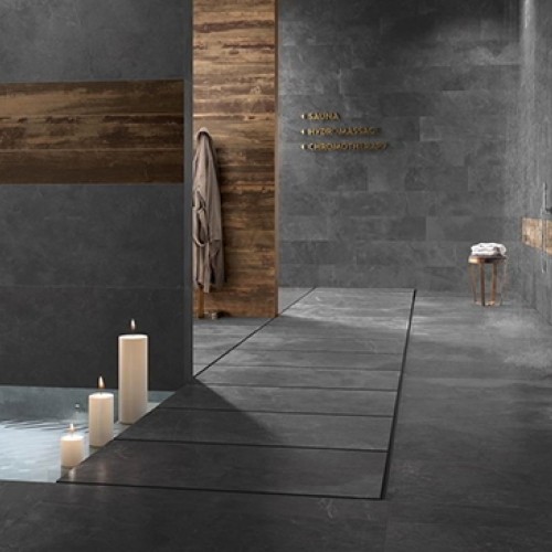 Luxueuze badkamer met zwarte keramische tegels natuursteen look