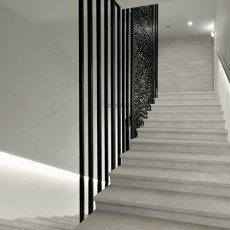 Moderne witte trap van keramische tegels natuursteen look