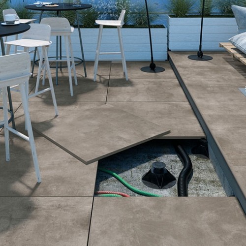 Open drainage systeem naast betonlook tegels