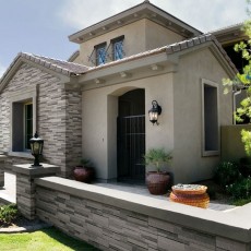 Wand van huis voorkant met keramische tegels natuursteen look
