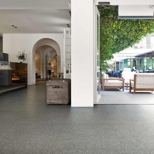 Deur naar buiten met terrazzo tegels keramisch grijs