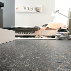 Bed op grijze terrazzo keramische tegels