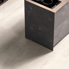 Bruine keukenkast op betonlook tegels