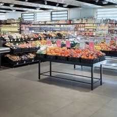 Fruitafdeling winkel op keramische tegels natuursteen look