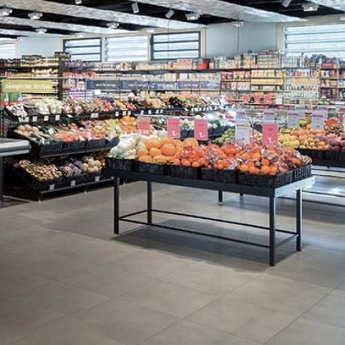 Fruitafdeling winkel op keramische tegels natuursteen look