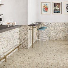 Stoeltje en tafel op beige terrazzo tegels keramisch