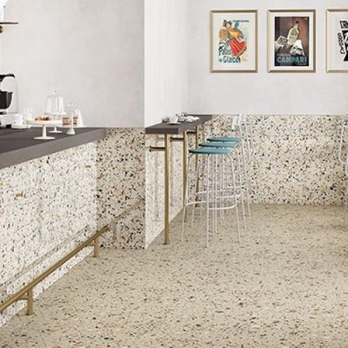 Stoeltje en tafel op beige terrazzo tegels keramisch