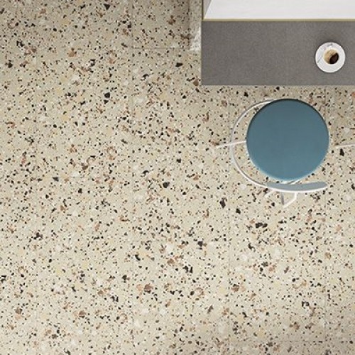 Bovenaanzicht stoeltje op beige terrazzo keramische tegels