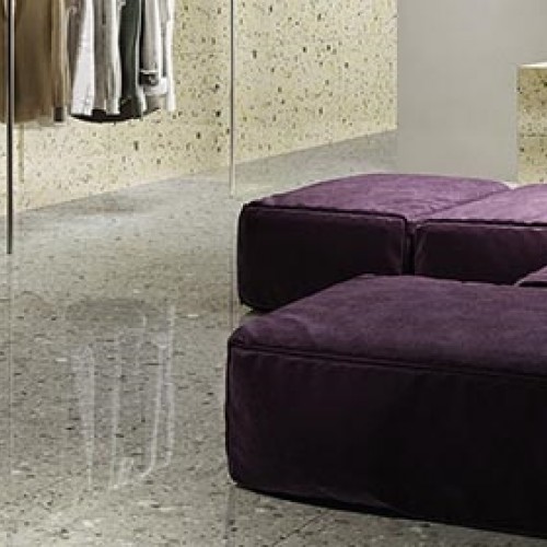 Paarse sofa op witte terrazzo tegels keramisch