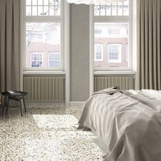 Bed op witte terrazzo keramische tegels