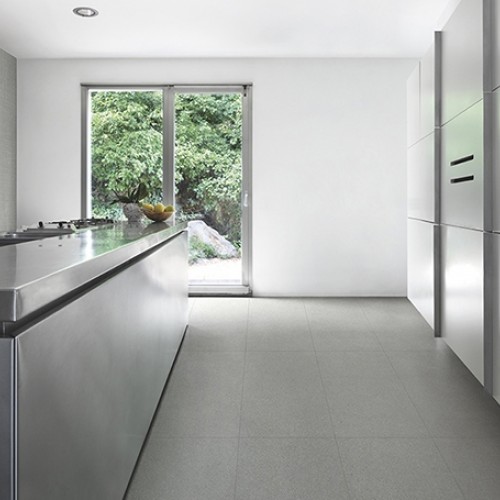 Moderne witte keuken met keramische tegels natuursteen look