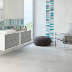 Witte keramische tegels natuursteen look in badkamer