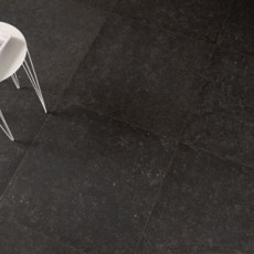 Wit tafeltje op zwarte keramische tegels natuursteen look