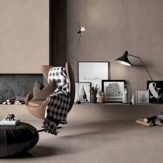 Moderne ruimte met keramische tegels en muur