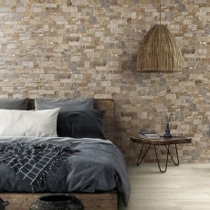 Wand van slaapkamer met beige keramische tegels natuursteen look