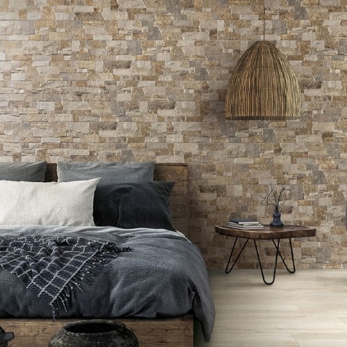Wand van slaapkamer met beige keramische tegels natuursteen look