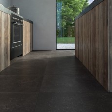 Onderzijde keuken op zwarte keramische tegels natuursteen look