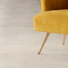 Gele sofa op beige betonlook tegels