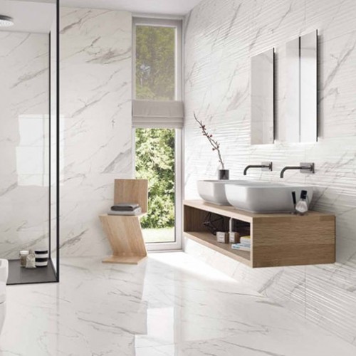 Witte badkamer wand en vloer met witte keramische tegels natuursteen look