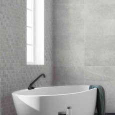 Modern witte badkuip voor keramische wandtegels met grijze tint