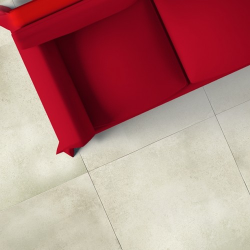 Rode sofa op beige betonlook tegels