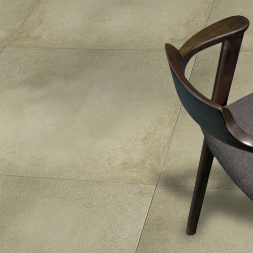 Bruine stoel op beige betonlook tegels